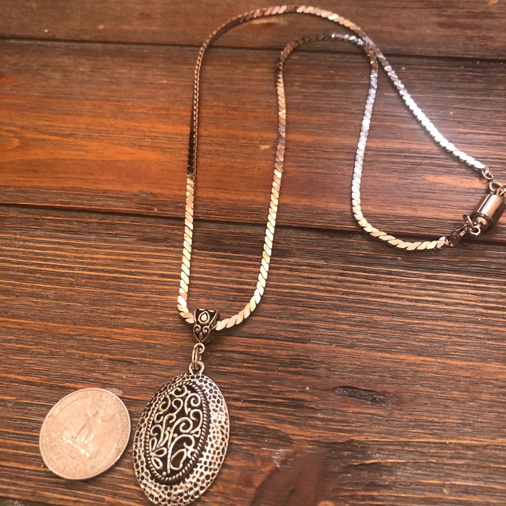 Silver tone necklace and pendant